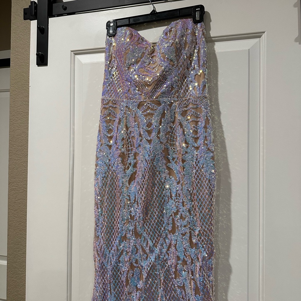 Elegant Lace Gown in Blue and White - Picture 3 of 3
